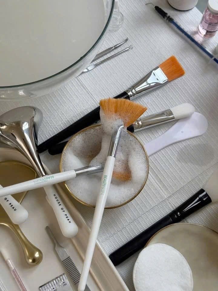 Cọ và dụng cụ chuẩn bị cho quy trình peel da